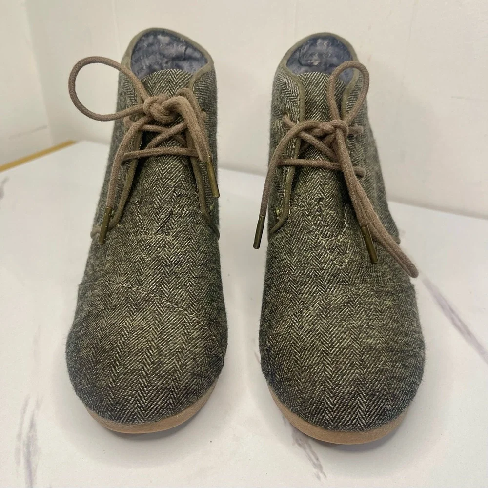 TOMS Booties Size 8 Women's Desert Wedge Lace Up In Olive Herringbone